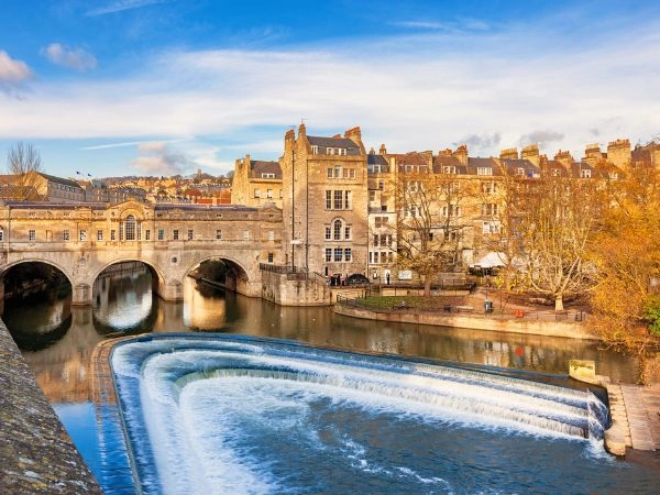 Attraversare il suggestivo Pulteney Bridge durante un soggiorno a Bath.