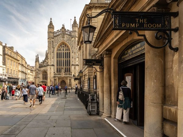Cenare nelle storiche Pump Rooms durante un soggiorno a Bath.