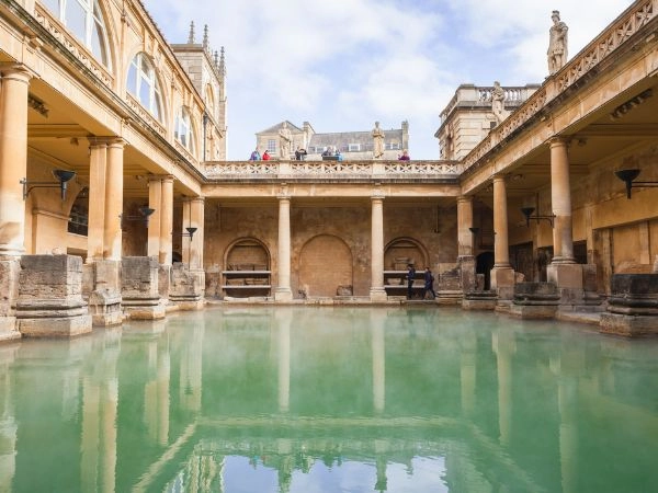 Esplorare le antiche terme romane di Bath e conoscere la storia della città.