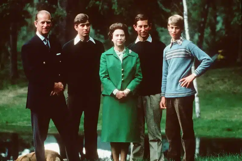 La Regina con il Duca di Edinburgoe i principi Andrew, Charles e Edward in vacanza a Balmoral nel 1975.