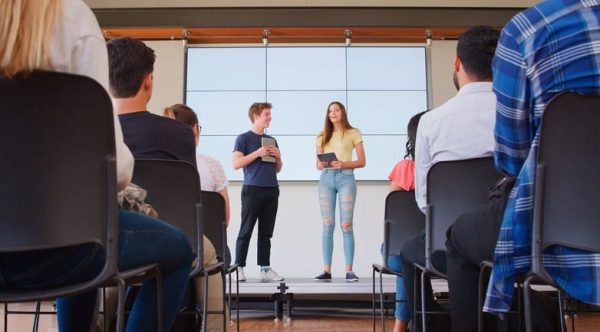 studenti-che-imparano-a-parlare-in-pubblico
