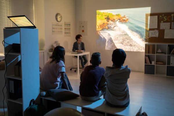 film-proiettato-sul-muro-in-aula-scolastica