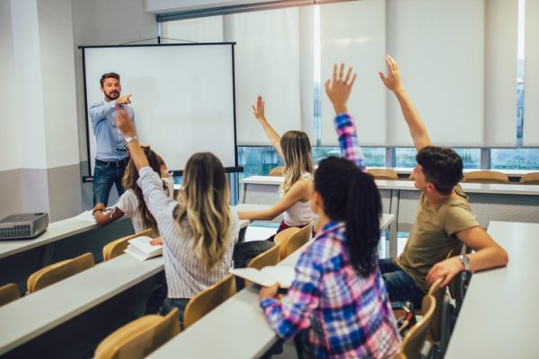 insegnante-con-alunni-lezioni-in-aula
