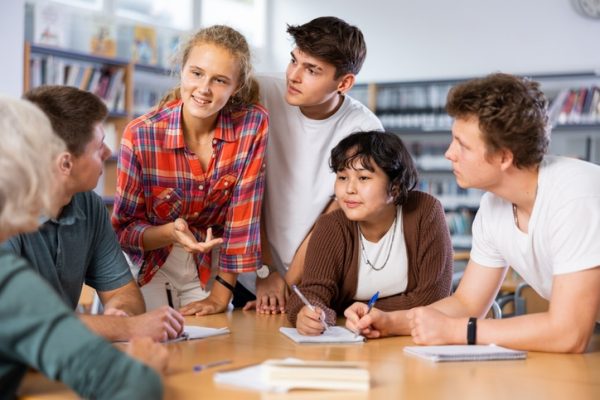 lavoro-di-gruppo-tra-studenti