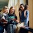 ragazze-ridono-insieme-a-scuola