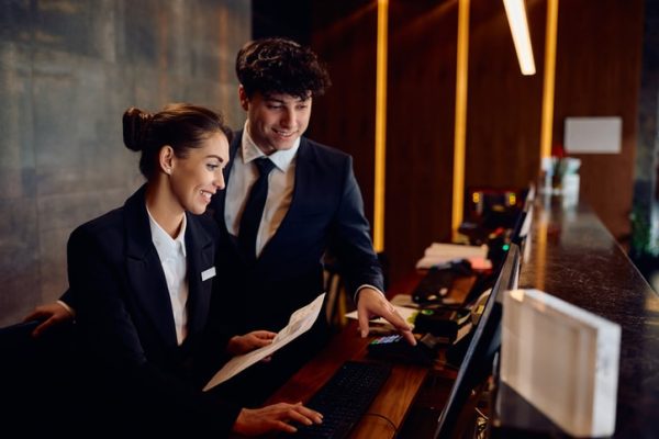 reseptionist-hotel-pcto.
