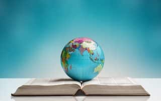 mappamondo-con-libro-sotto-scuola-all-estero