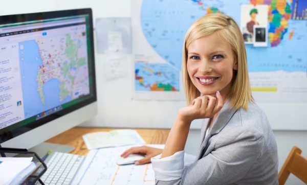tour-operator-sorride-scrivania-dufficio