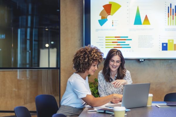 colleghi-di-lavoro-lavorano-insieme-al-computer-e-proiettamento-alla-lim