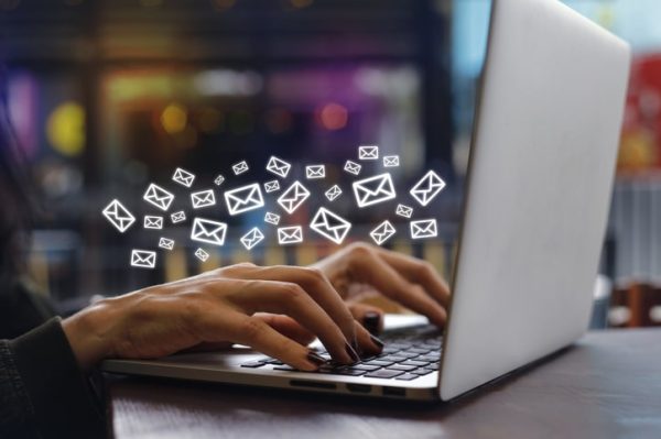 invio-e-mail-news-letter-computer-insegnante