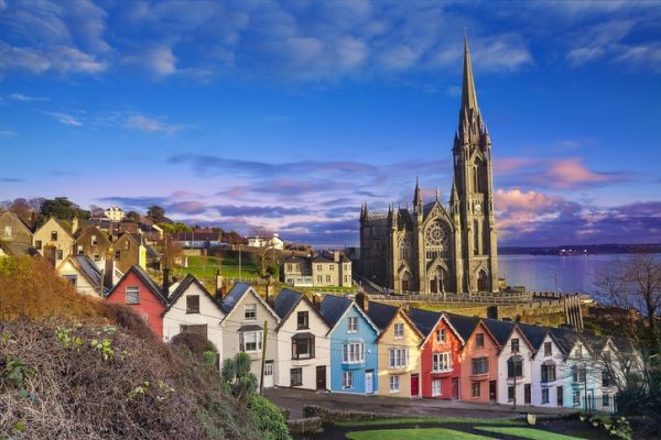 irlanda-paesaggio-di-citta-case-colorate-chiesa-lago