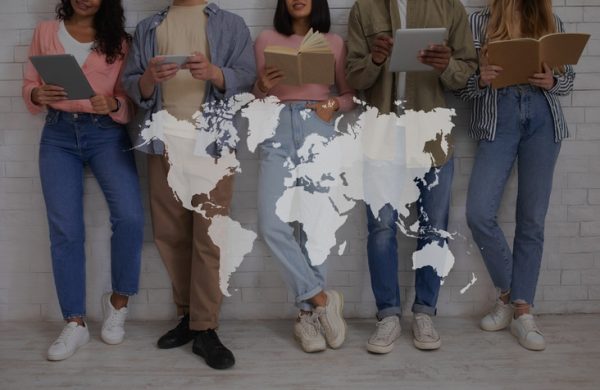 mappa-geografica-sottofondo-studenti-con-libri-aperti