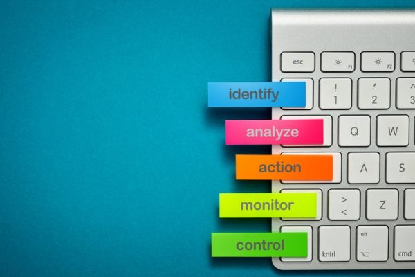 parole-utilizzate-per-controllare-scritte-su-postit-colorati-attaccati-al-computer