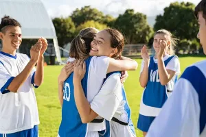 ragazze-calciatrici-si-abbracciano-dopo-una-partita.
