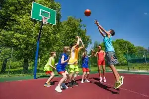 ragazzi-giocano-a-basket-e-si-divertono-insieme.