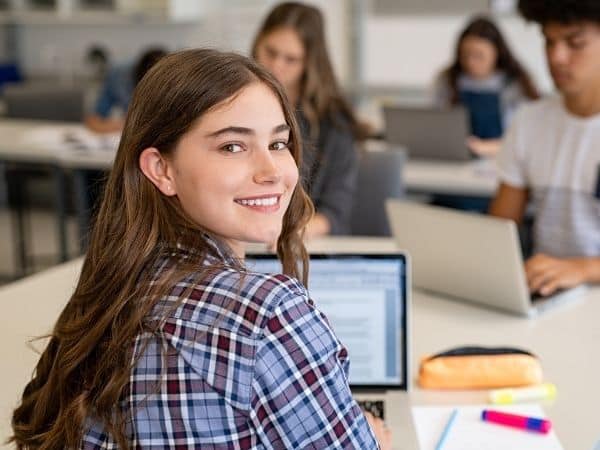 ragazza a scuola