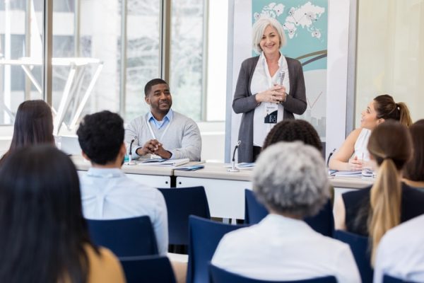 incontri-scolastici-insegnante-presenta-progetto-viaggio-studio-al-estero