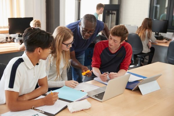 insegnante-e-alunni-lavorano-insieme