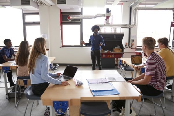 insegnati-di-desing-e-tecnologia-lezione-in-classe.