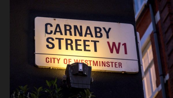 iconica-insegna-stradale-di-carnaby-street-a-Londra