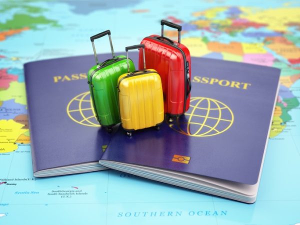 passaport-e-valigie-pronti-per-la-partenza
