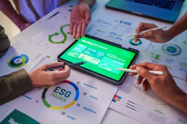 ragazzi-lavorano-su-progetti-abientali.j