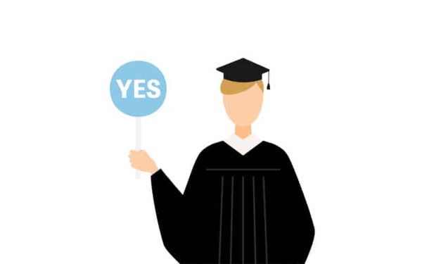 studente-graduete-dice-si-con-una-paletta
