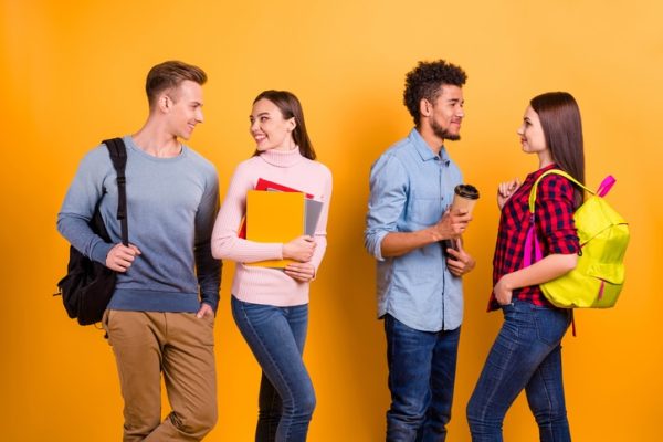 studenti-parlano-felici-insieme-anno-al-estero