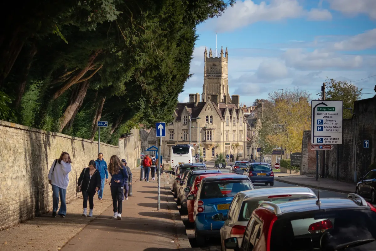 Studenti che camminano lungo la vecchia strada di Tetbury Studenti che camminano lungo la vecchia strada di Tetbury