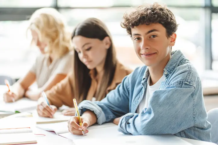 ragazzi durante il corso di lingua ragazzi durante il corso di lingua