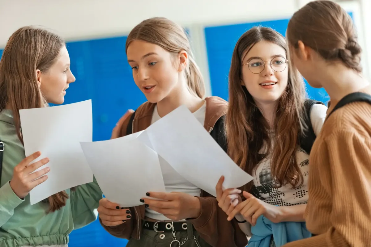 ragazze dopo il corso di lingua ragazze dopo il corso di lingua