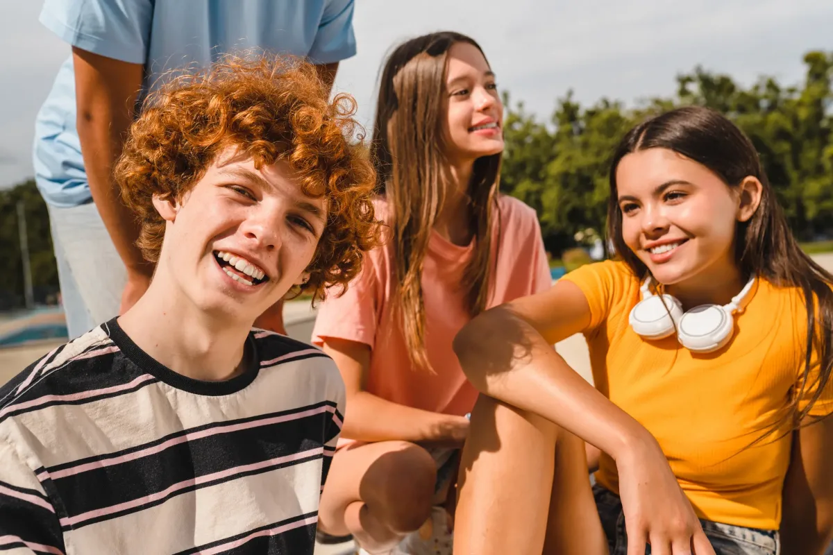 ragazzi felici al parco ragazzi felici al parco