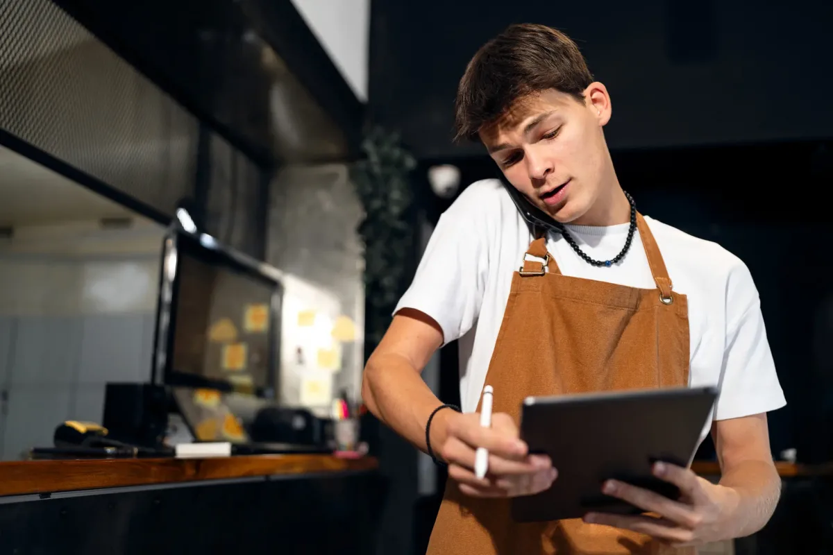 ragazzo lavorando ragazzo lavorando