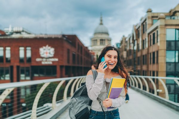 Studente universitario felice a Londra Studente universitario felice a Londra