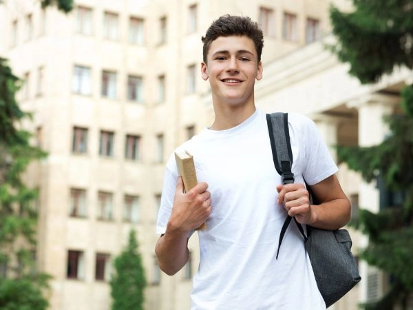 Studente che cammina vicino all'università