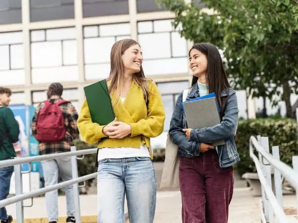 ragazze felice dopo le lezioni di lingua ragazze felice dopo le lezioni di lingua