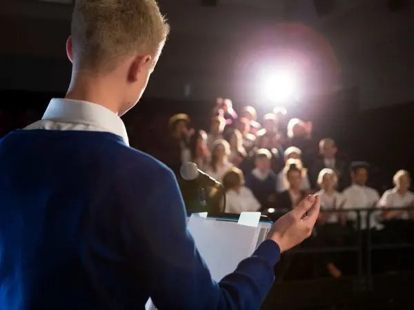 Spettacolo teatrale in doppia lingua italiano-inglese Spettacolo teatrale in doppia lingua italiano-inglese