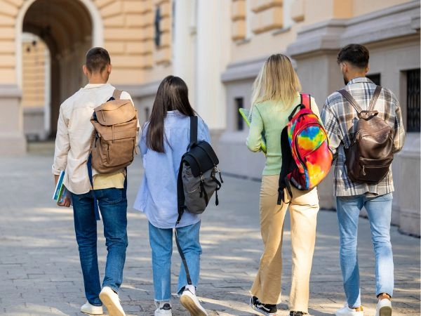 L’immersione linguistica crea infatti un apprendimento continuo, spontaneo e reale.