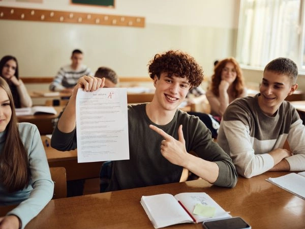 Esperienza di vacanza studio con studenti che imparano una lingua straniera.