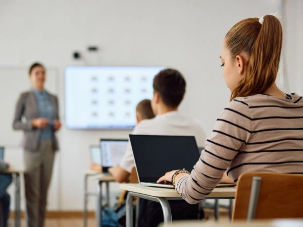 Studenti internazionali che sviluppano competenze linguistiche e relazionali.