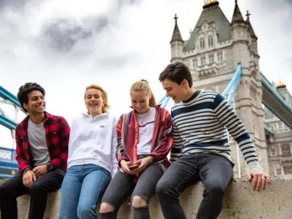 Esperienza di vacanza studio con attività formative e culturali per studenti.