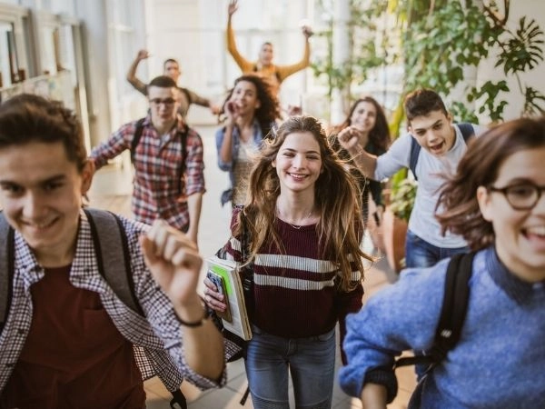 Studenti durante una vacanza studio all’estero mentre partecipano a un corso di lingua.