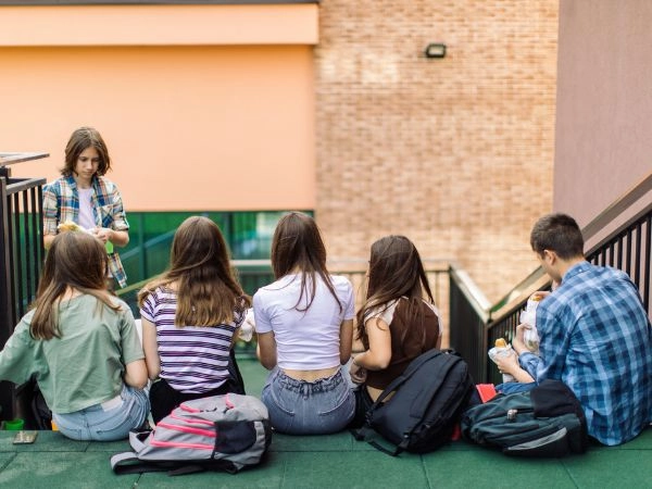 L’inglese diventa una lingua ponte tra culture completamente diverse.