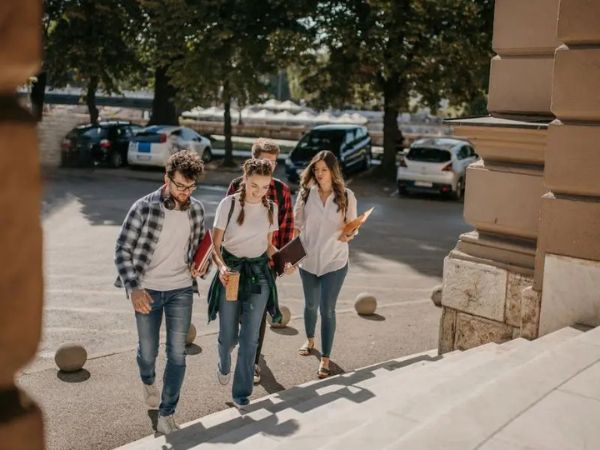 Stage linguistici all’estero in sicurezza per studenti minorenni con organizzazione e supporto costante durante tutto il viaggio studio.