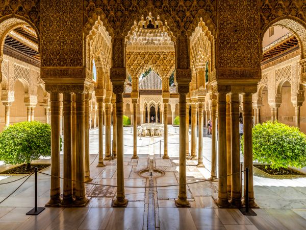 Corte dei Leoni nei Palazzi Nasridi del complesso del palazzo dell'Alhambra, Granada, Spagna