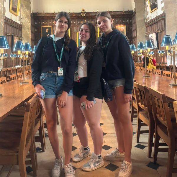 Ragazzi di 10-17 anni in aula durante un corso di lingua accreditato Ragazzi di 10-17 anni in aula durante un corso di lingua accreditato in un viaggio studio estivo